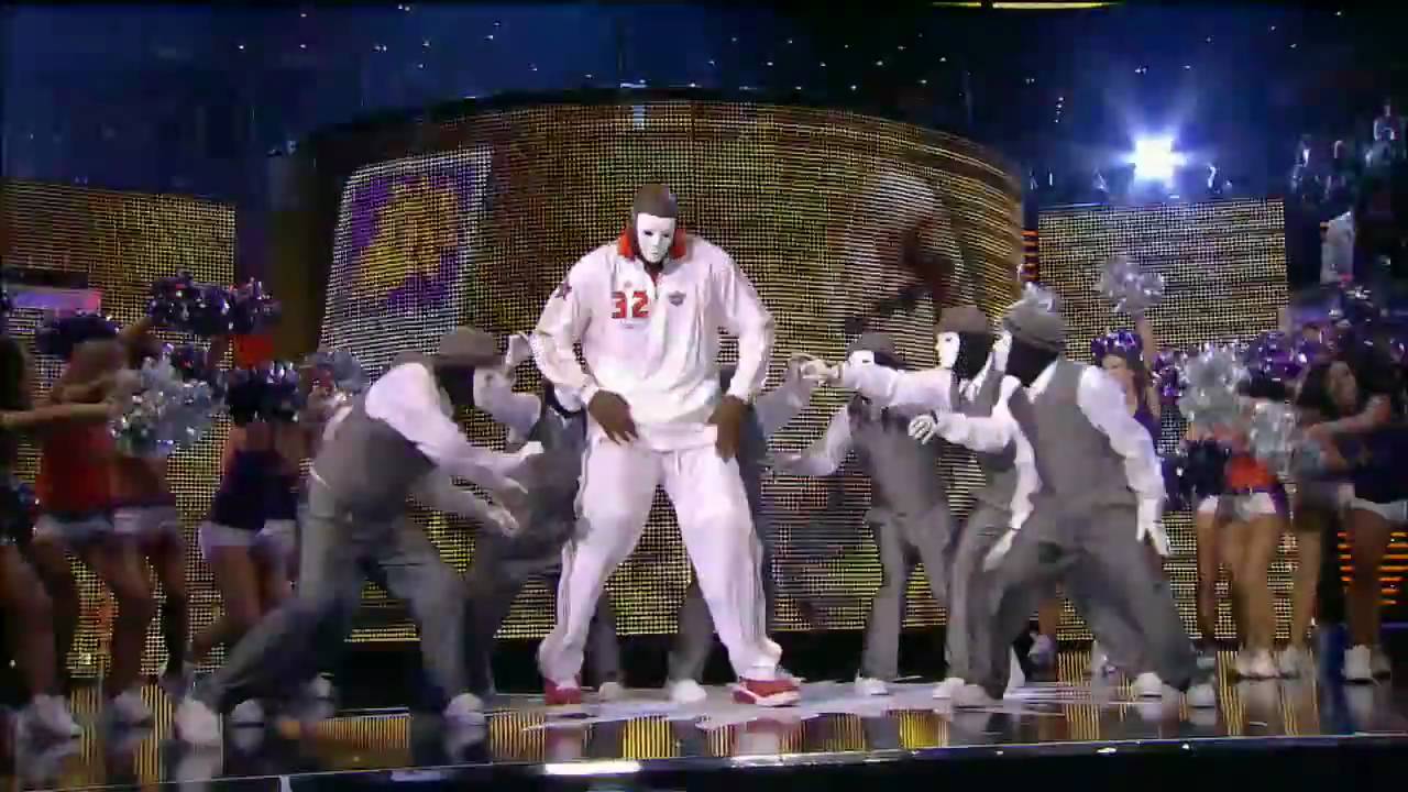 Shaq dances with Jabbawockeez at All Star