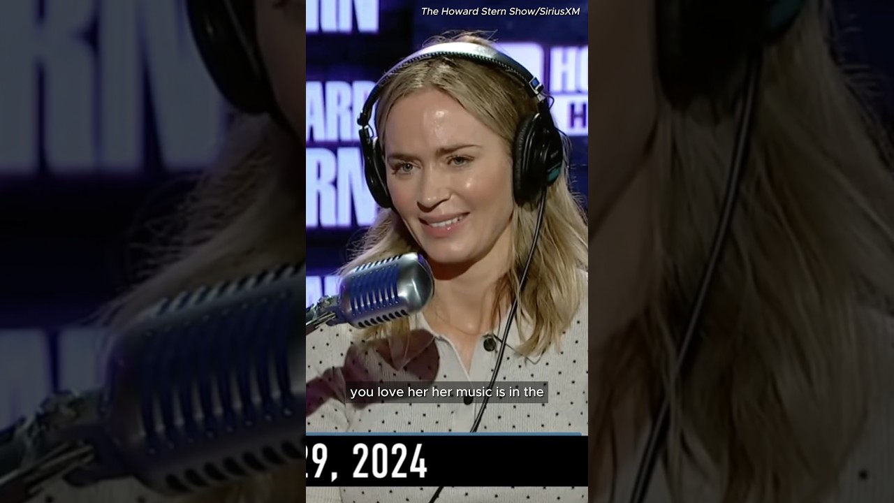 #EmilyBlunt can’t keep quiet about her love of #TaylorSwift. 🥹 (🎥: The Howard Stern Show/SiriusXM)