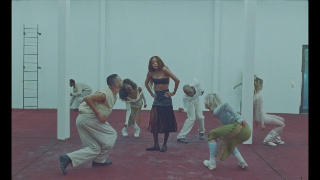 Ravyn Lenae – Handle (Official Music Video)