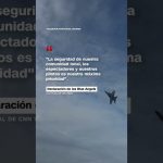 El avión de la Armada de EE.UU. vuela a baja altura durante un espectáculo aéreo