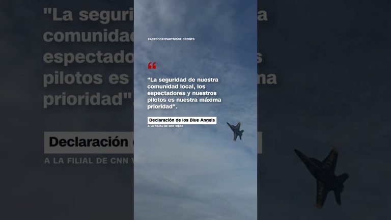 El avión de la Armada de EE.UU. vuela a baja altura durante un espectáculo aéreo