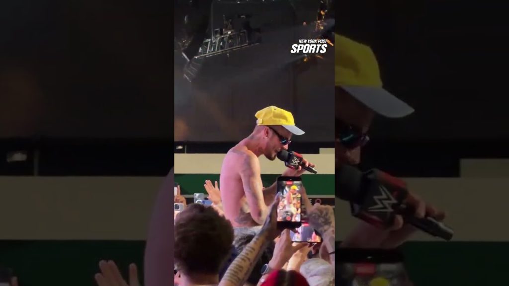 Justin Bieber surprises fans with performance at Fanatics Fest #shorts 🎤