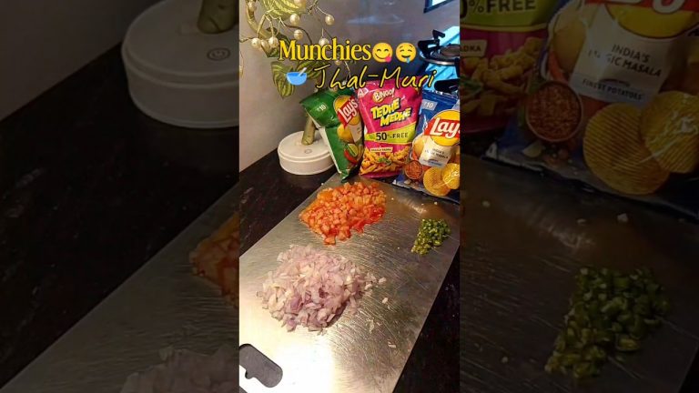 Munchies Jhal Muri 😋🌶️ Crunchy, spicy & chatpata! #viral #ytshorts #jhalmuri #uniquerecipe #ytindia